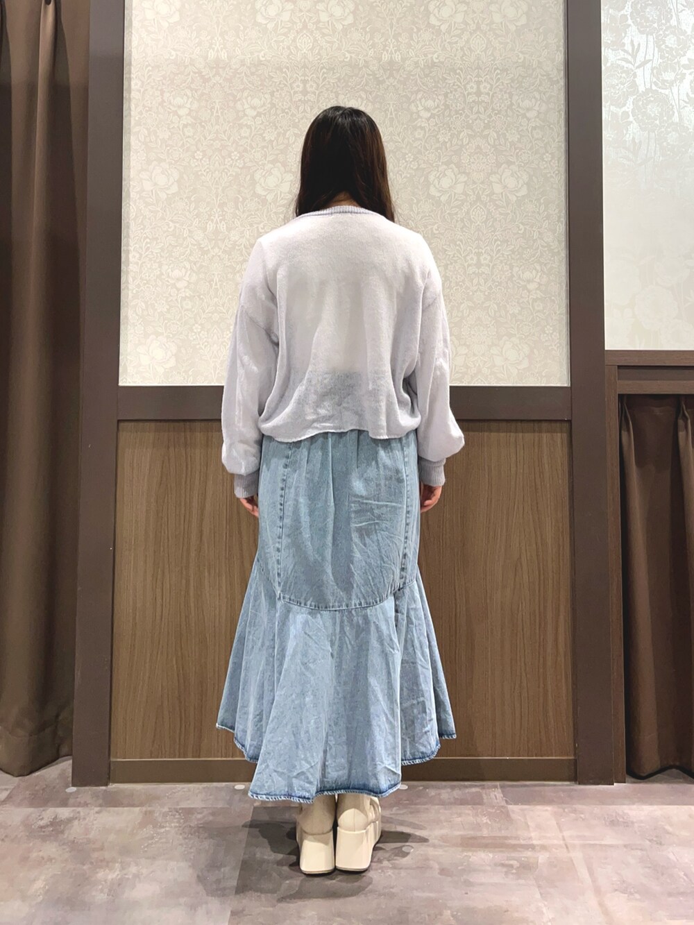 「春色、今日のコーデ、axes femme、春服コーデ、オトナカジュアル、カラーコーデ、いいね、save、フォローお願いします🤑、おでかけコーデ、春ニット、レイヤードコーデ、大人ガーリー、デニムコーデ、ブルー、ブルーコーデ、マーメイドスカート」｜「axes femmeのドロストシアニット（ニット/セーター、パープル系）」を使った、Momokaさん（レディース・155cm）の春コーディネートの5枚目の写真