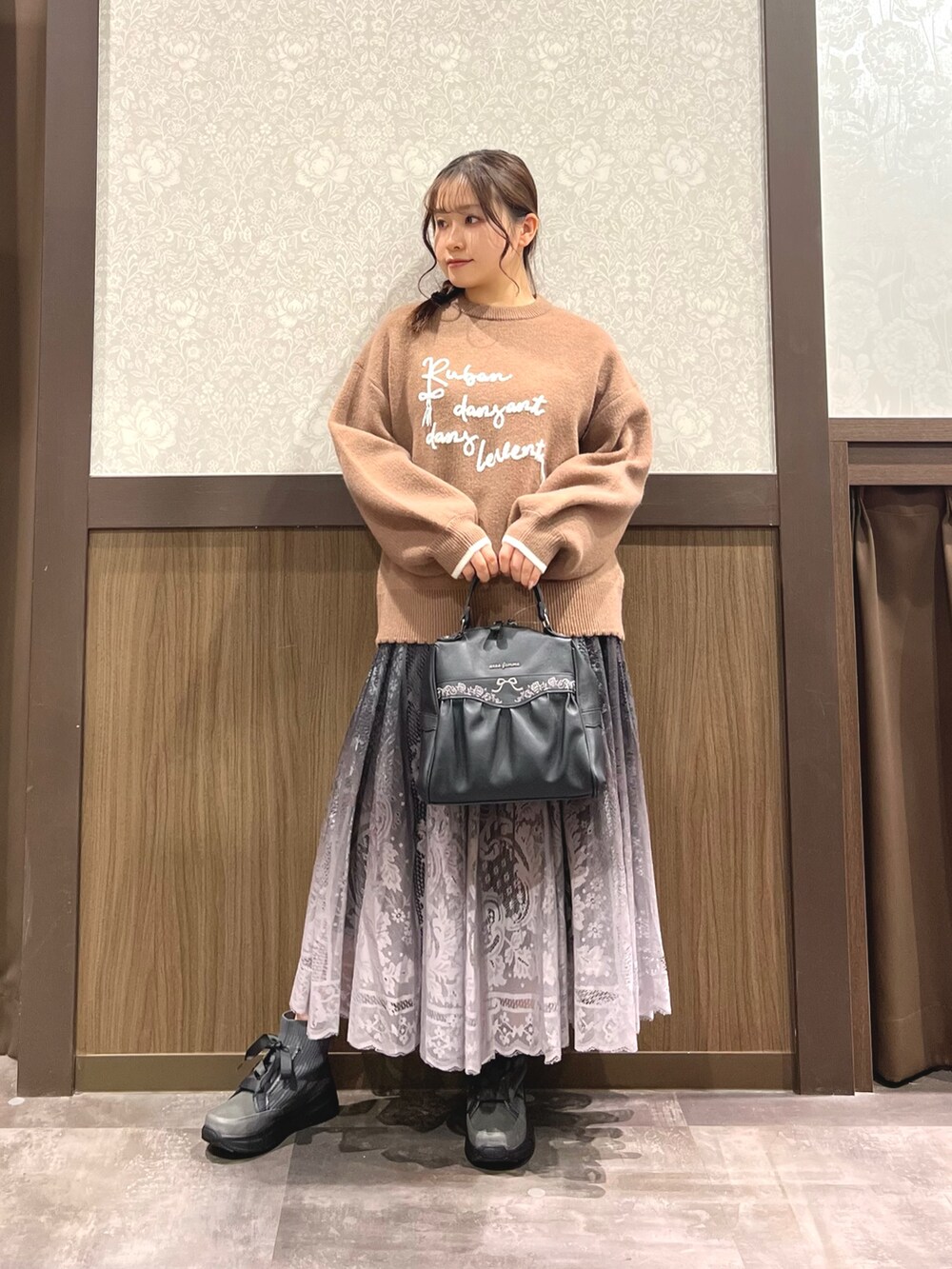 「冬コーデ、ロングコート、マイベストコーデ2024、axes femme、お出かけコーデ、冬のコーデ、ニットコーデ、秋冬コーデ、ゆるコーデ、アウターコーデ、カジュアルコーデ、オトナカワイイ、今日のコーデ、ブラウン、ブラウンコーデ」｜「axes femmeの裾レースロングダウンコート（ダウンジャケット/コート、ブラック系）」を使った、Momokaさん（レディース・155cm）の冬コーディネートの4枚目の写真