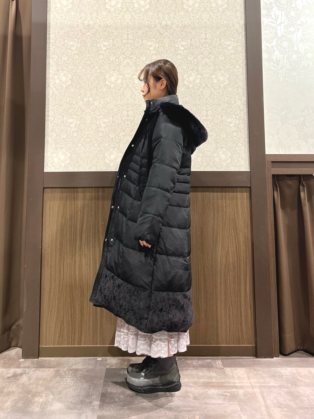 「冬コーデ、ロングコート、マイベストコーデ2024、axes femme、お出かけコーデ、冬のコーデ、ニットコーデ、秋冬コーデ、ゆるコーデ、アウターコーデ、カジュアルコーデ、オトナカワイイ、今日のコーデ、ブラウン、ブラウンコーデ」｜「axes femmeの裾レースロングダウンコート（ダウンジャケット/コート、ブラック系）」を使った、Momokaさん（レディース・155cm）の冬コーディネートの7枚目の写真