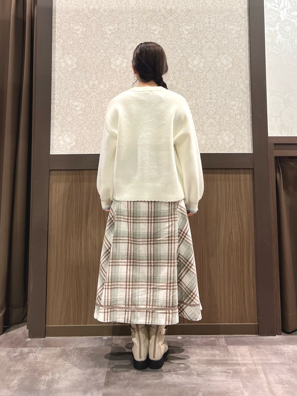 「冬コーデ、axes femme、オトナカジュアル、おでかけコーデ、ゆるコーデ、今日のコーデ、チェック、ファー、ニット、ラフ、ラクチンコーデ、ベージュ、冬アウター、ロングスカート、ブーツ」｜「axes femmeのファーコート（ダッフルコート、ブラウン系）」を使った、Momokaさん（レディース・155cm）の冬コーディネートの7枚目の写真