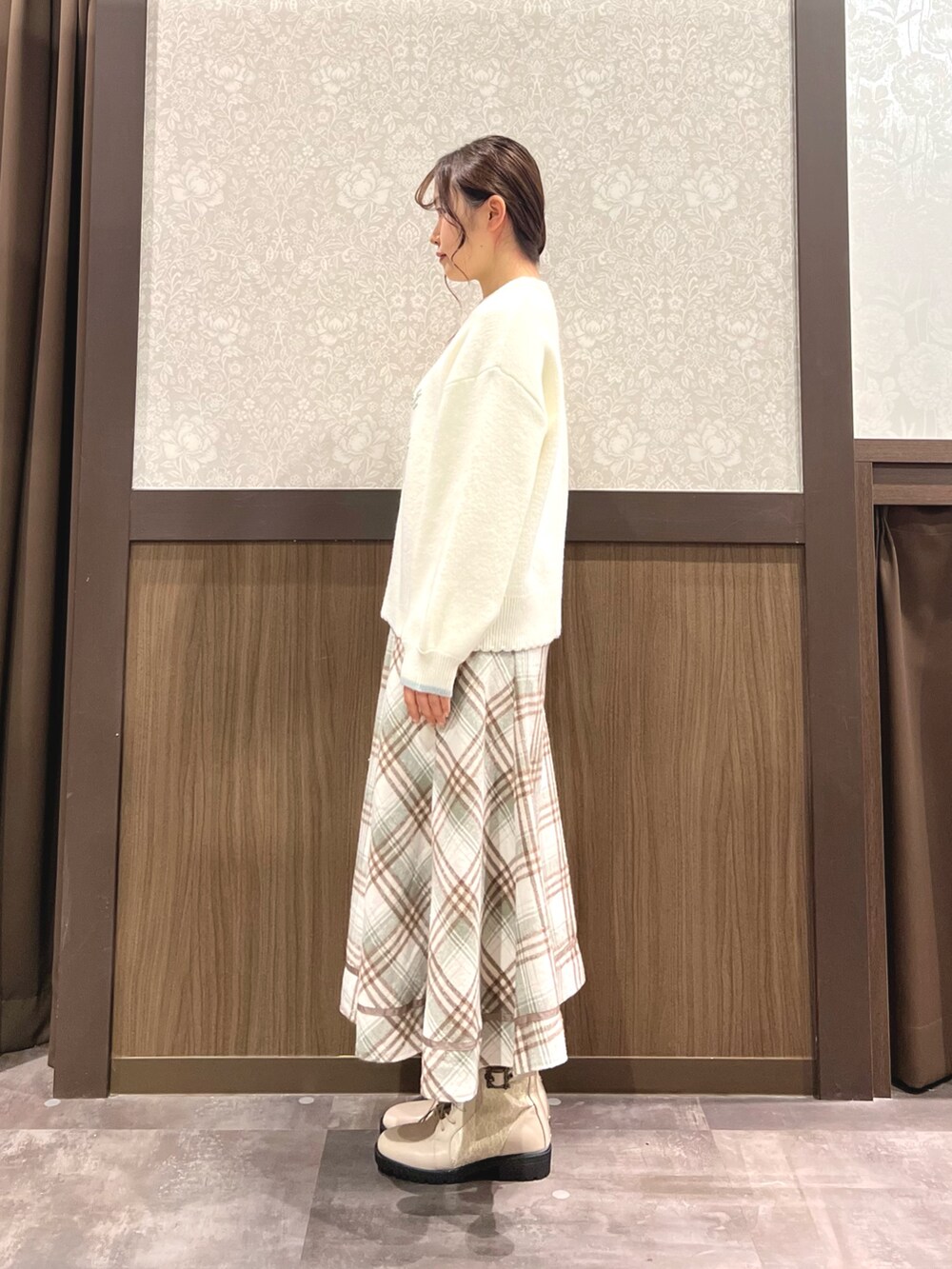 「冬コーデ、axes femme、オトナカジュアル、おでかけコーデ、ゆるコーデ、今日のコーデ、チェック、ファー、ニット、ラフ、ラクチンコーデ、ベージュ、冬アウター、ロングスカート、ブーツ」｜「axes femmeのファーコート（ダッフルコート、ブラウン系）」を使った、Momokaさん（レディース・155cm）の冬コーディネートの6枚目の写真