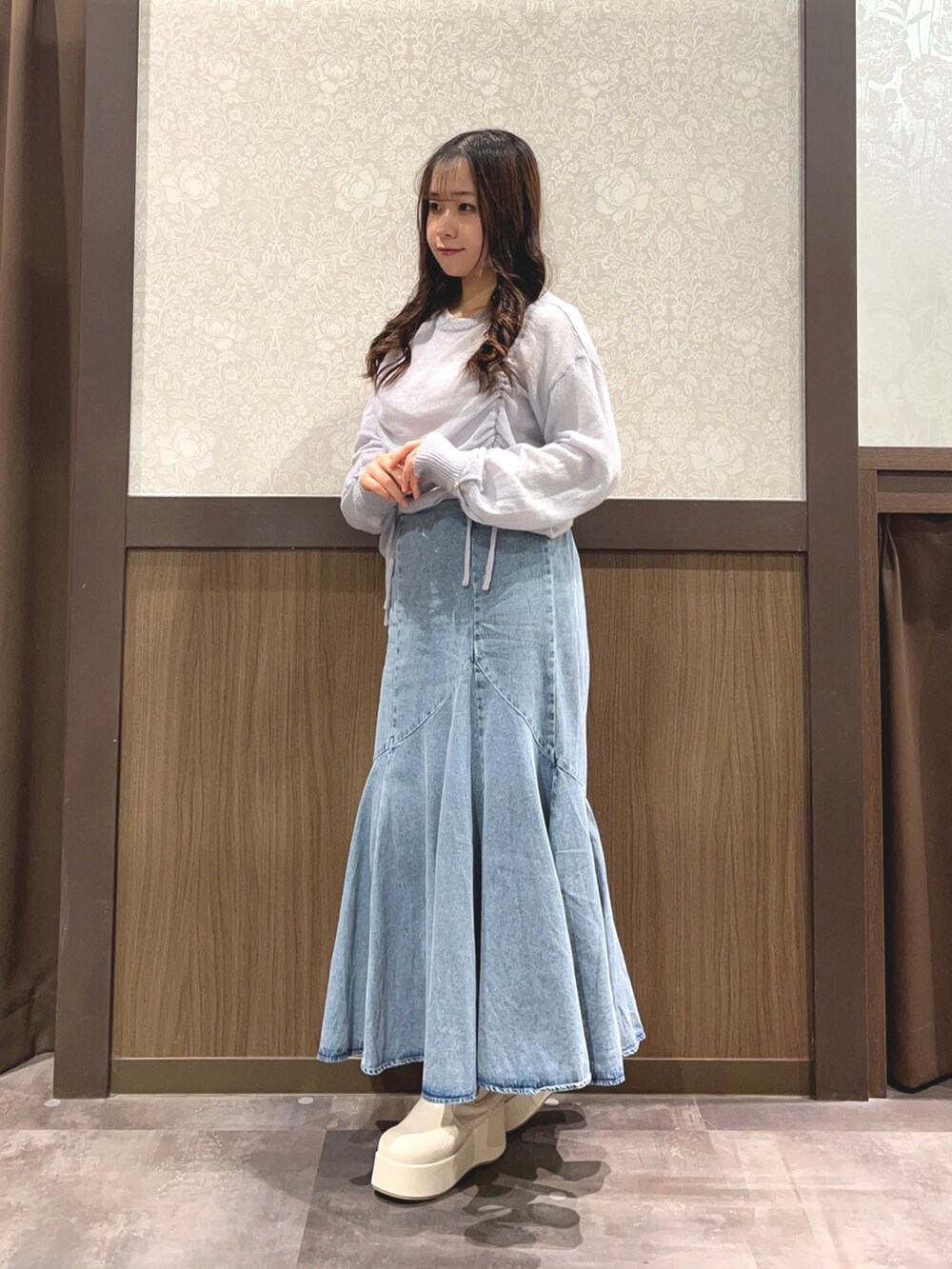 「春色、今日のコーデ、axes femme、春服コーデ、オトナカジュアル、カラーコーデ、いいね、save、フォローお願いします🤑、おでかけコーデ、春ニット、レイヤードコーデ、大人ガーリー、デニムコーデ、ブルー、ブルーコーデ、マーメイドスカート」｜「axes femmeのドロストシアニット（ニット/セーター、パープル系）」を使った、Momokaさん（レディース・155cm）の春コーディネートの3枚目の写真