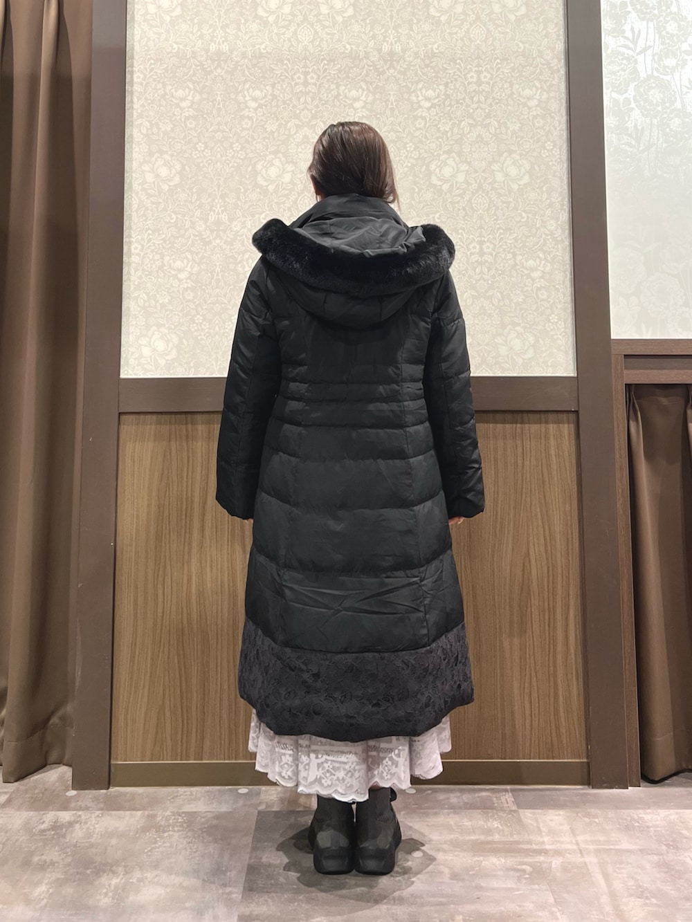 「冬コーデ、ロングコート、マイベストコーデ2024、axes femme、お出かけコーデ、冬のコーデ、ニットコーデ、秋冬コーデ、ゆるコーデ、アウターコーデ、カジュアルコーデ、オトナカワイイ、今日のコーデ、ブラウン、ブラウンコーデ」｜「axes femmeの裾レースロングダウンコート（ダウンジャケット/コート、ブラック系）」を使った、Momokaさん（レディース・155cm）の冬コーディネートの8枚目の写真