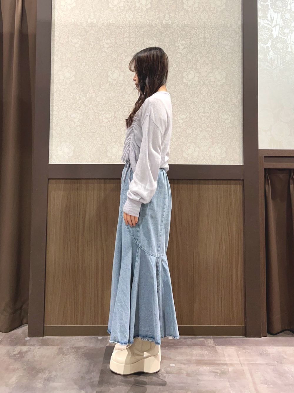 「春色、今日のコーデ、axes femme、春服コーデ、オトナカジュアル、カラーコーデ、いいね、save、フォローお願いします🤑、おでかけコーデ、春ニット、レイヤードコーデ、大人ガーリー、デニムコーデ、ブルー、ブルーコーデ、マーメイドスカート」｜「axes femmeのドロストシアニット（ニット/セーター、パープル系）」を使った、Momokaさん（レディース・155cm）の春コーディネートの4枚目の写真