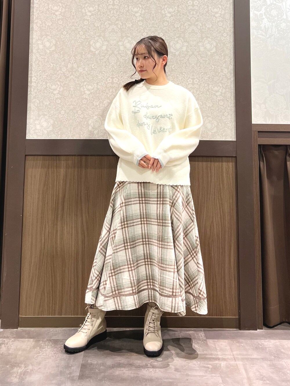 「冬コーデ、axes femme、オトナカジュアル、おでかけコーデ、ゆるコーデ、今日のコーデ、チェック、ファー、ニット、ラフ、ラクチンコーデ、ベージュ、冬アウター、ロングスカート、ブーツ」｜「axes femmeのファーコート（ダッフルコート、ブラウン系）」を使った、Momokaさん（レディース・155cm）の冬コーディネートの2枚目の写真