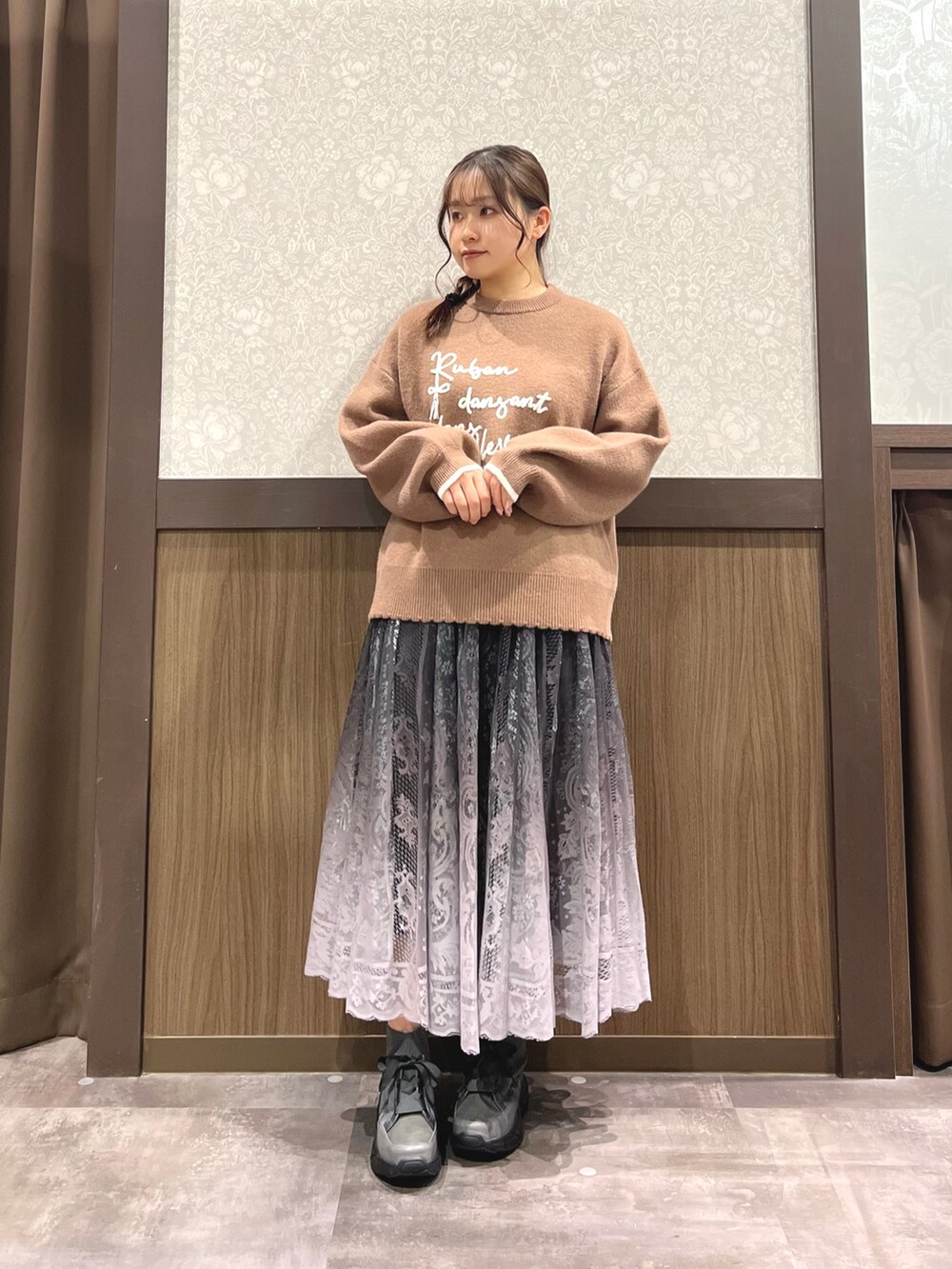 「冬コーデ、ロングコート、マイベストコーデ2024、axes femme、お出かけコーデ、冬のコーデ、ニットコーデ、秋冬コーデ、ゆるコーデ、アウターコーデ、カジュアルコーデ、オトナカワイイ、今日のコーデ、ブラウン、ブラウンコーデ」｜「axes femmeの裾レースロングダウンコート（ダウンジャケット/コート、ブラック系）」を使った、Momokaさん（レディース・155cm）の冬コーディネートの3枚目の写真