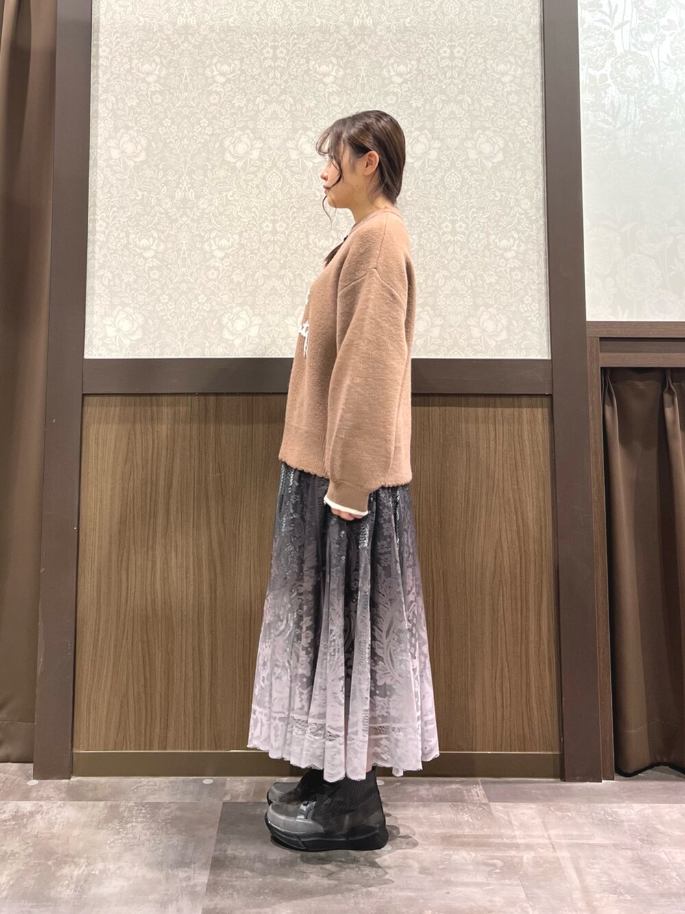 「冬コーデ、ロングコート、マイベストコーデ2024、axes femme、お出かけコーデ、冬のコーデ、ニットコーデ、秋冬コーデ、ゆるコーデ、アウターコーデ、カジュアルコーデ、オトナカワイイ、今日のコーデ、ブラウン、ブラウンコーデ」｜「axes femmeの裾レースロングダウンコート（ダウンジャケット/コート、ブラック系）」を使った、Momokaさん（レディース・155cm）の冬コーディネートの5枚目の写真