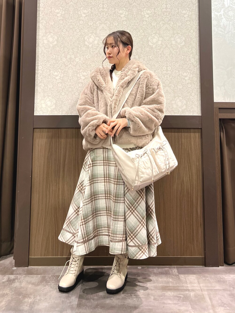 「冬コーデ、axes femme、オトナカジュアル、おでかけコーデ、ゆるコーデ、今日のコーデ、チェック、ファー、ニット、ラフ、ラクチンコーデ、ベージュ、冬アウター、ロングスカート、ブーツ」｜「axes femmeのファーコート（ダッフルコート、ブラウン系）」を使った、Momokaさん（レディース・155cm）の冬コーディネートの5枚目の写真