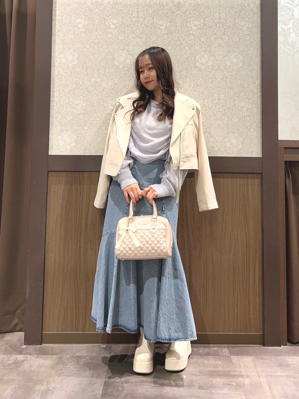 「春色、今日のコーデ、axes femme、春服コーデ、オトナカジュアル、カラーコーデ、いいね、save、フォローお願いします🤑、おでかけコーデ、春ニット、レイヤードコーデ、大人ガーリー、デニムコーデ、ブルー、ブルーコーデ、マーメイドスカート」｜「axes femmeのドロストシアニット（ニット/セーター、パープル系）」を使った、Momokaさん（レディース・155cm）の春コーディネートの2枚目の写真