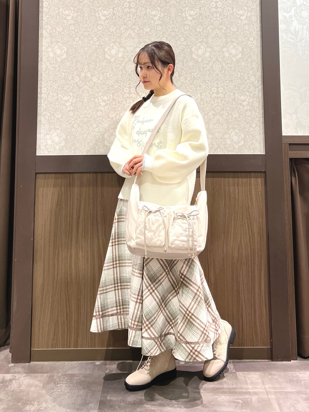 「冬コーデ、axes femme、オトナカジュアル、おでかけコーデ、ゆるコーデ、今日のコーデ、チェック、ファー、ニット、ラフ、ラクチンコーデ、ベージュ、冬アウター、ロングスカート、ブーツ」｜「axes femmeのファーコート（ダッフルコート、ブラウン系）」を使った、Momokaさん（レディース・155cm）の冬コーディネートの4枚目の写真