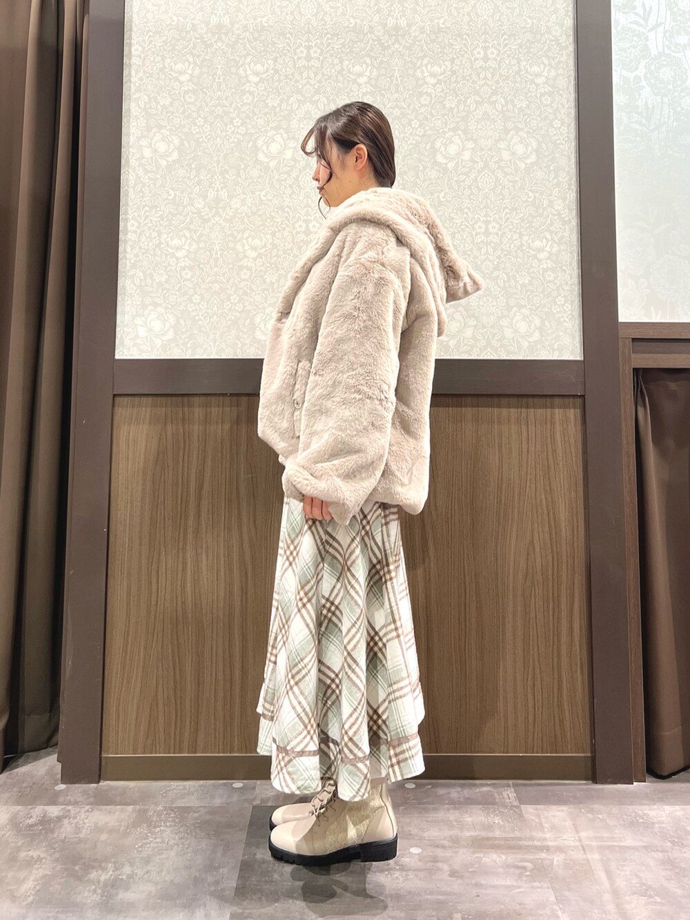 「冬コーデ、axes femme、オトナカジュアル、おでかけコーデ、ゆるコーデ、今日のコーデ、チェック、ファー、ニット、ラフ、ラクチンコーデ、ベージュ、冬アウター、ロングスカート、ブーツ」｜「axes femmeのファーコート（ダッフルコート、ブラウン系）」を使った、Momokaさん（レディース・155cm）の冬コーディネートの8枚目の写真