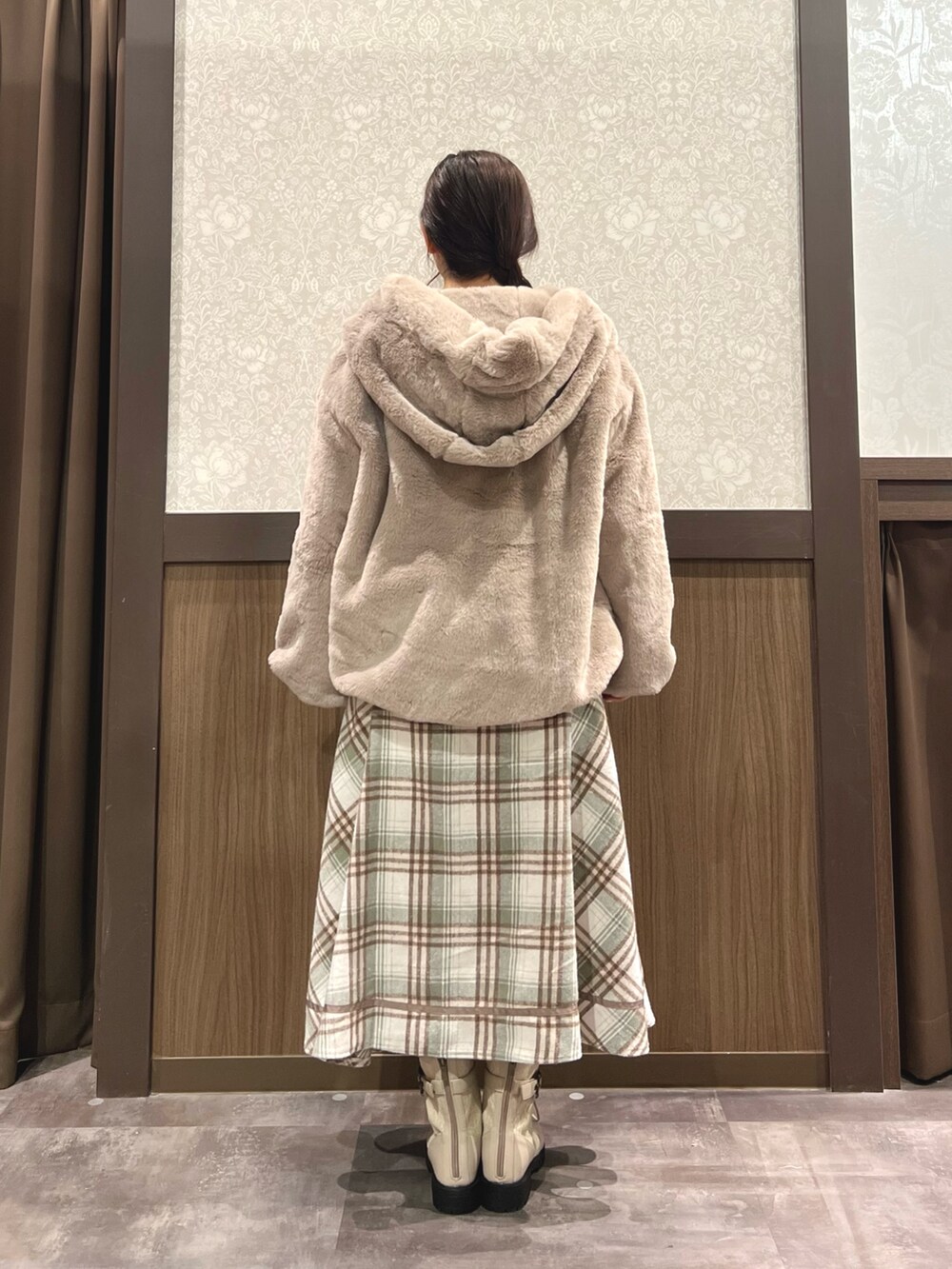 「冬コーデ、axes femme、オトナカジュアル、おでかけコーデ、ゆるコーデ、今日のコーデ、チェック、ファー、ニット、ラフ、ラクチンコーデ、ベージュ、冬アウター、ロングスカート、ブーツ」｜「axes femmeのファーコート（ダッフルコート、ブラウン系）」を使った、Momokaさん（レディース・155cm）の冬コーディネートの9枚目の写真