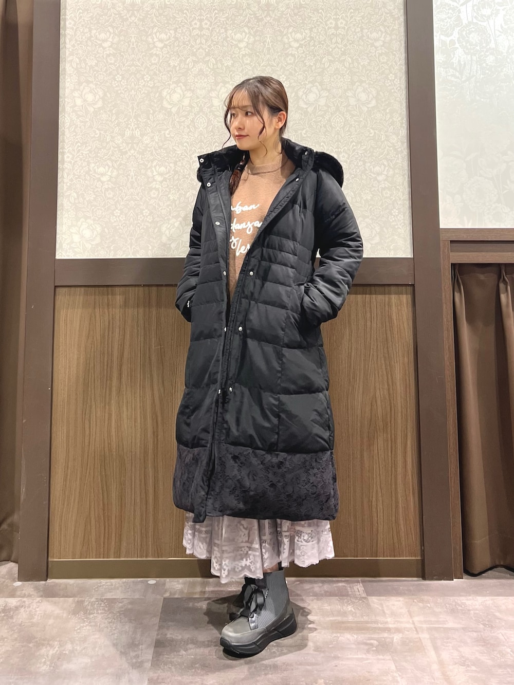 「冬コーデ、ロングコート、マイベストコーデ2024、axes femme、お出かけコーデ、冬のコーデ、ニットコーデ、秋冬コーデ、ゆるコーデ、アウターコーデ、カジュアルコーデ、オトナカワイイ、今日のコーデ、ブラウン、ブラウンコーデ」｜「axes femmeの裾レースロングダウンコート（ダウンジャケット/コート、ブラック系）」を使った、Momokaさん（レディース・155cm）の冬コーディネートの2枚目の写真