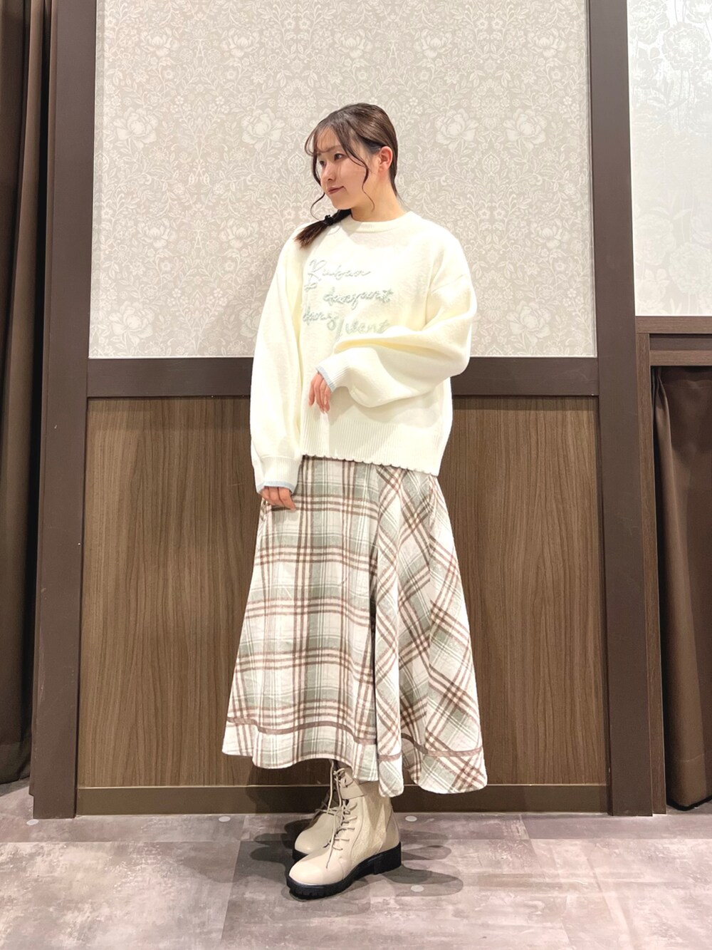 「冬コーデ、axes femme、オトナカジュアル、おでかけコーデ、ゆるコーデ、今日のコーデ、チェック、ファー、ニット、ラフ、ラクチンコーデ、ベージュ、冬アウター、ロングスカート、ブーツ」｜「axes femmeのファーコート（ダッフルコート、ブラウン系）」を使った、Momokaさん（レディース・155cm）の冬コーディネートの3枚目の写真