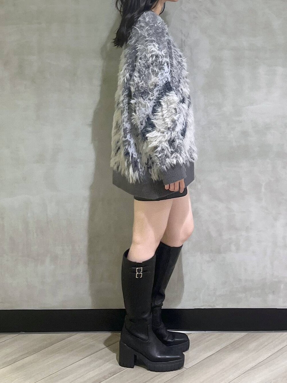 ブラック系のブーツ、グレー系のカーディガン/ボレロ、ブラック系のその他パンツを着用したレディースの秋コーディネートの8枚目の写真