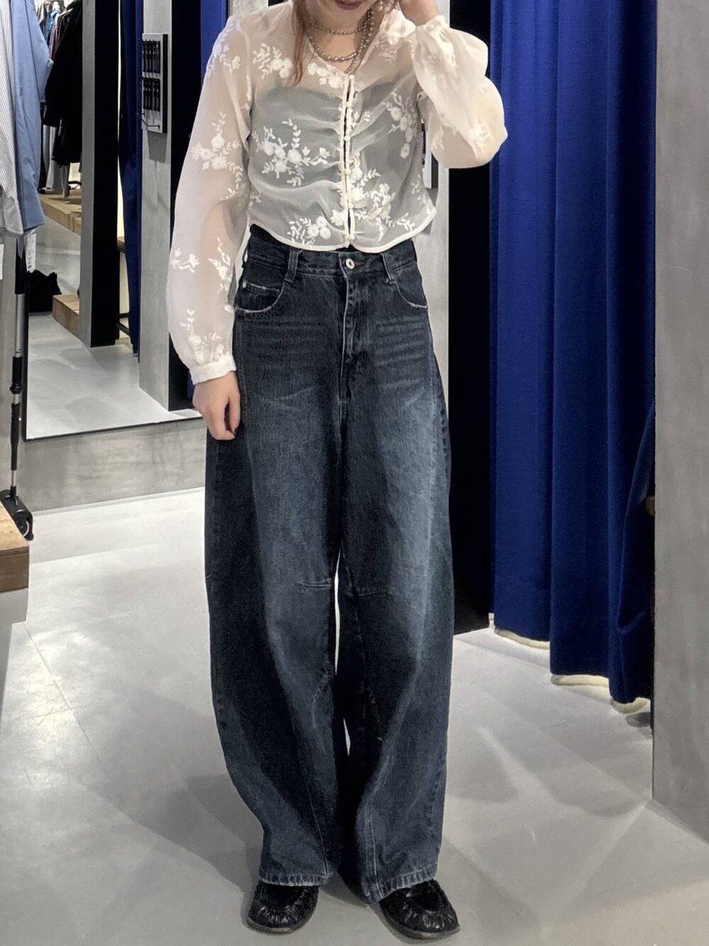 ブルー系のデニムパンツ、ホワイト系のシャツ/ブラウス、ブラック系のローファーを着用したレディースの秋コーディネートの2枚目の写真