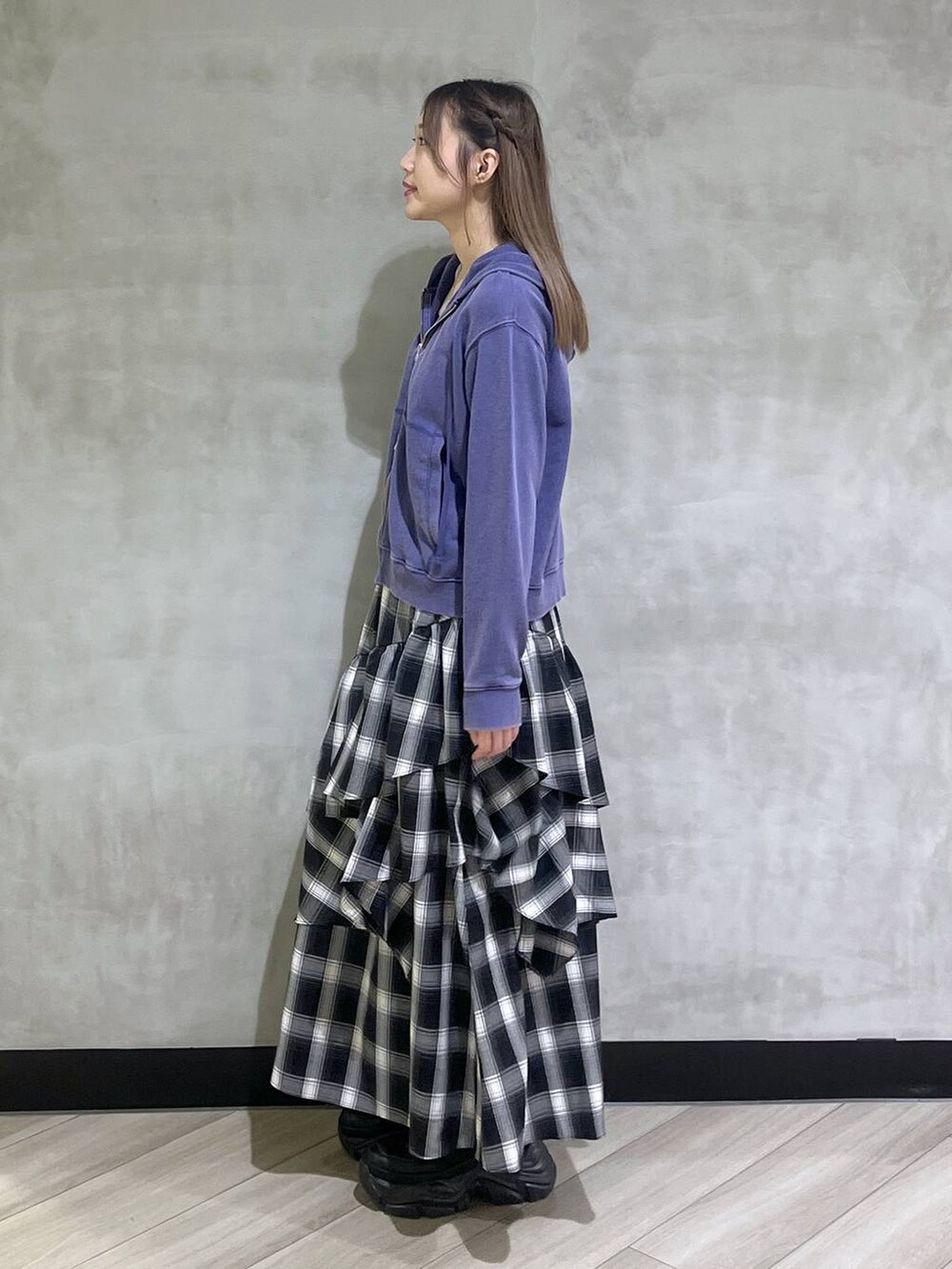 ブラック系のブーツ、ブルー系のパーカーを着用したレディースの秋コーディネートの3枚目の写真