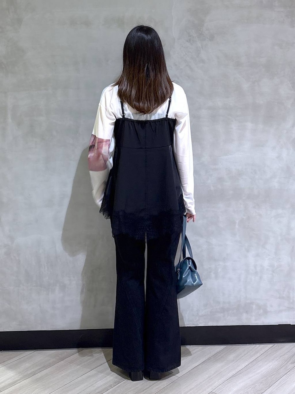 ブラック系のキャミソール、ホワイト系のTシャツ/カットソー、ブラック系のデニムパンツを着用したレディースの夏コーディネートの5枚目の写真