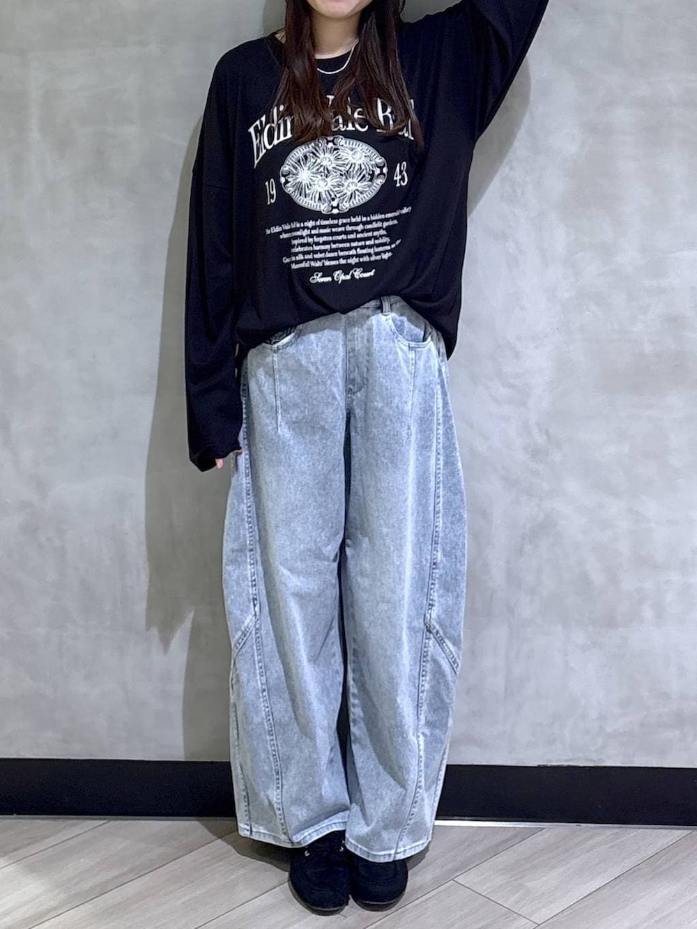 ブルー系のデニムパンツ、ブラック系のモカシン/デッキシューズ、ブラック系のTシャツ/カットソーを着用したレディースの春コーディネートの2枚目の写真