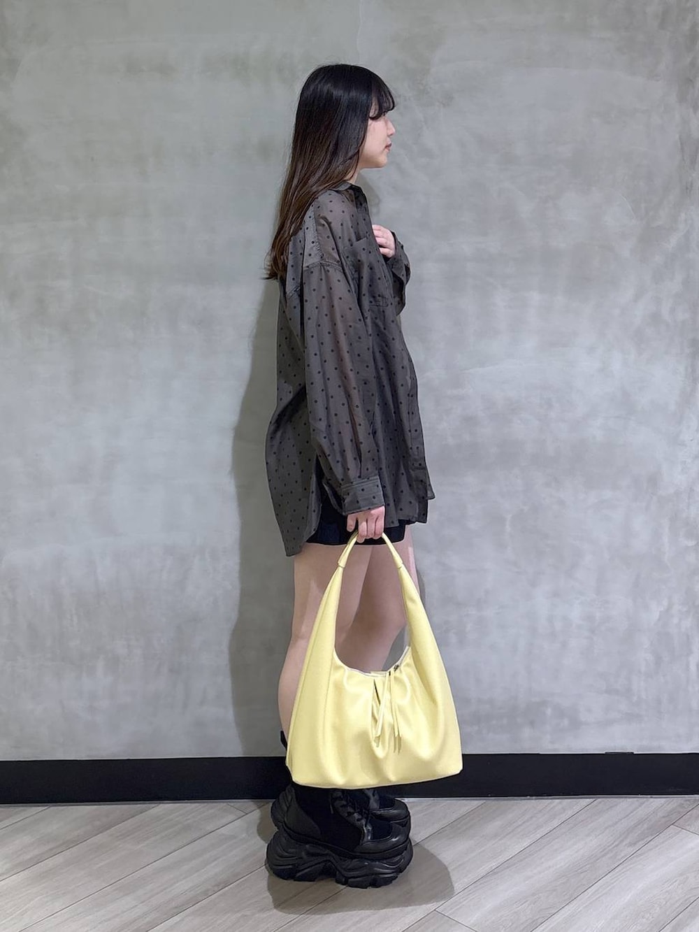 ブラック系のブーツ、ブラック系のスラックス、その他のシャツ/ブラウスを着用したレディースの春コーディネートの6枚目の写真