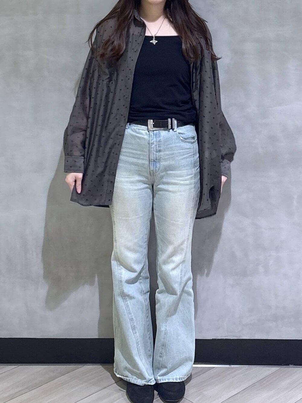 ブルー系のデニムパンツ、ブラック系のモカシン/デッキシューズ、その他のシャツ/ブラウスを着用したレディースの春コーディネートの2枚目の写真