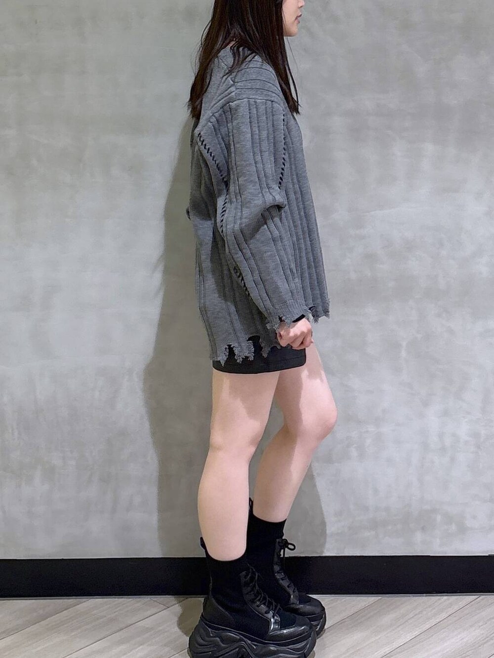 ブラック系のブーツ、ブラック系のその他パンツ、ブラック系のTシャツ/カットソーを着用したレディースの秋コーディネートの8枚目の写真