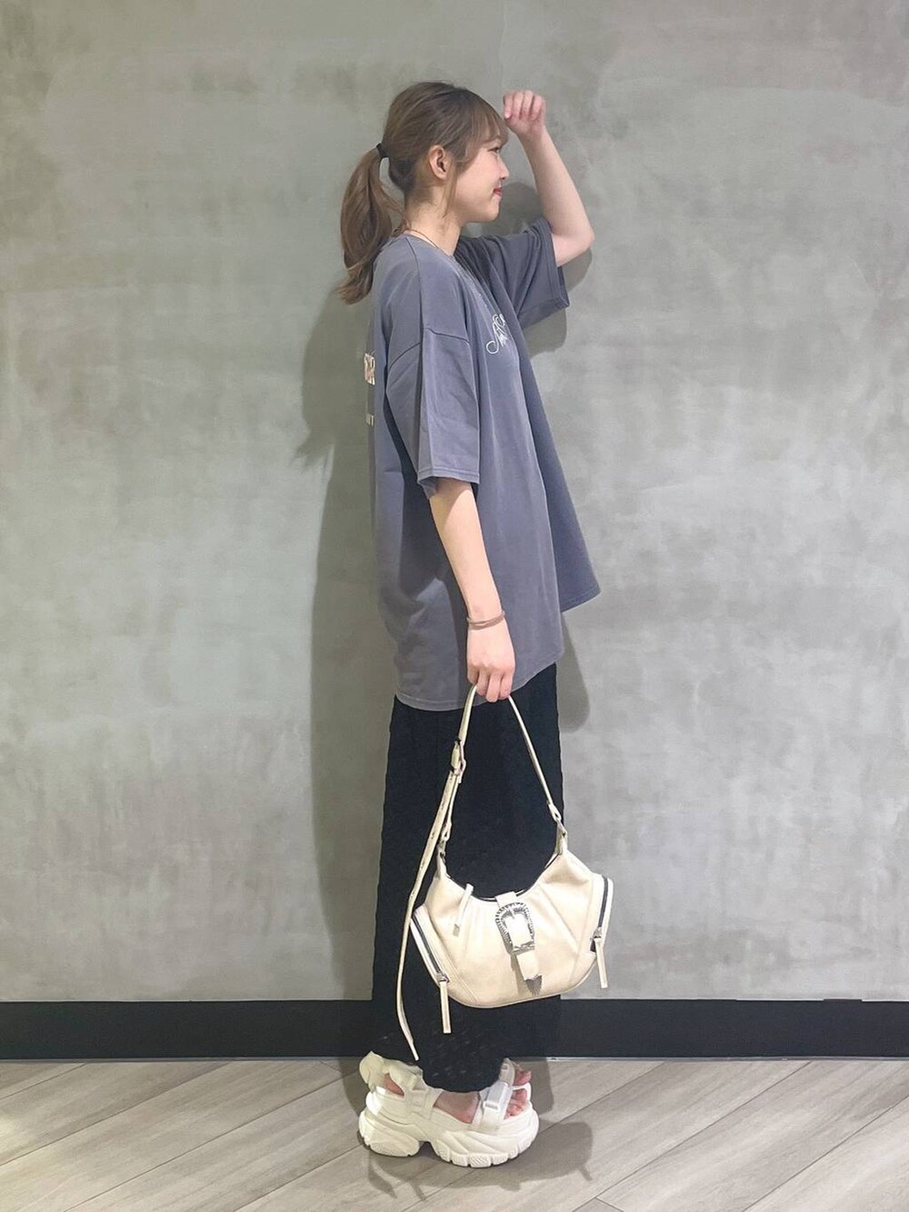 ホワイト系のサンダル、ブラック系のスカート、グレー系のTシャツ/カットソーを着用したレディースの夏コーディネートの6枚目の写真