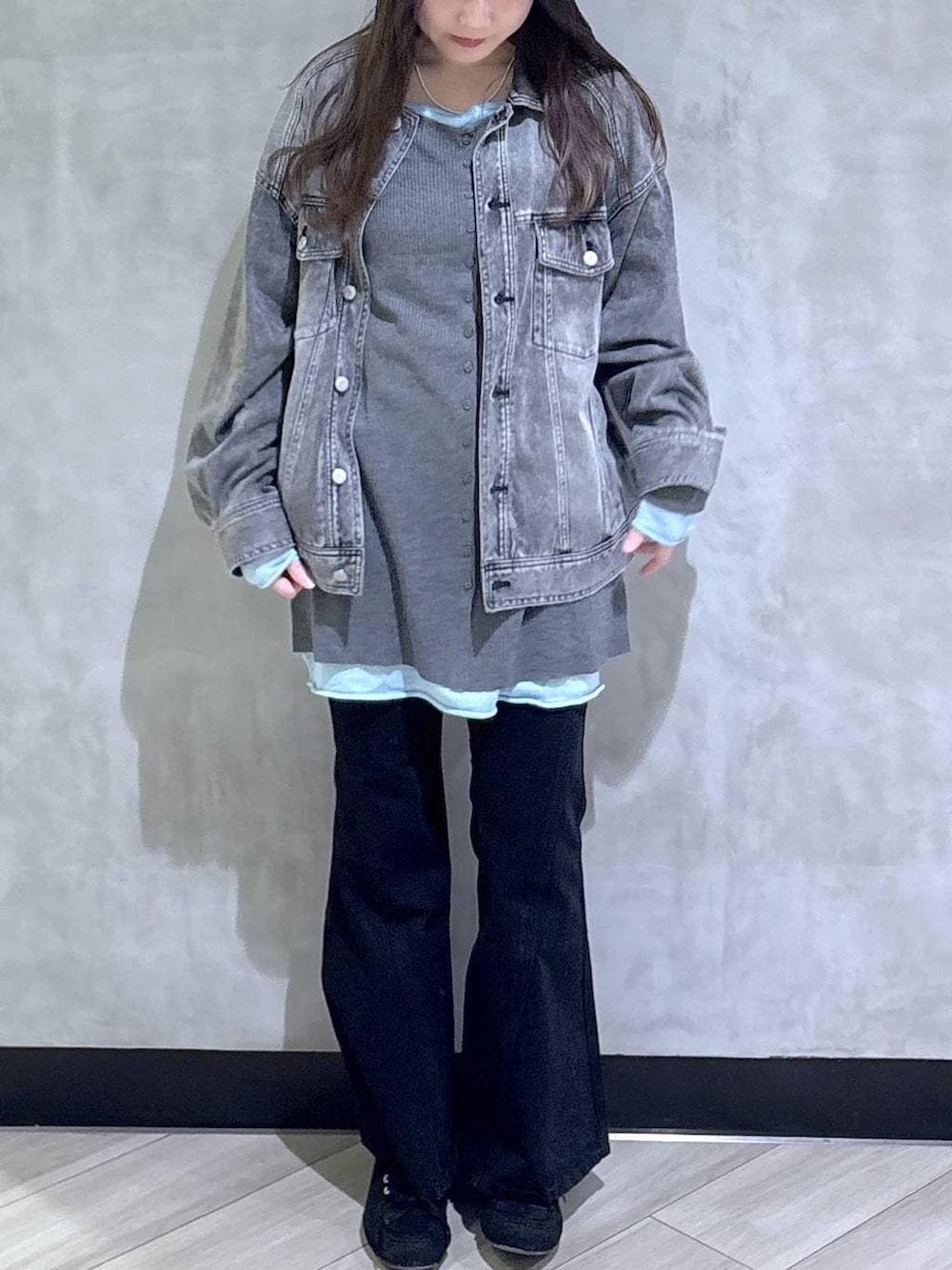 ブルー系のデニムパンツ、ブルー系のブルゾン、ブラック系のモカシン/デッキシューズを着用したレディースの春コーディネートの2枚目の写真