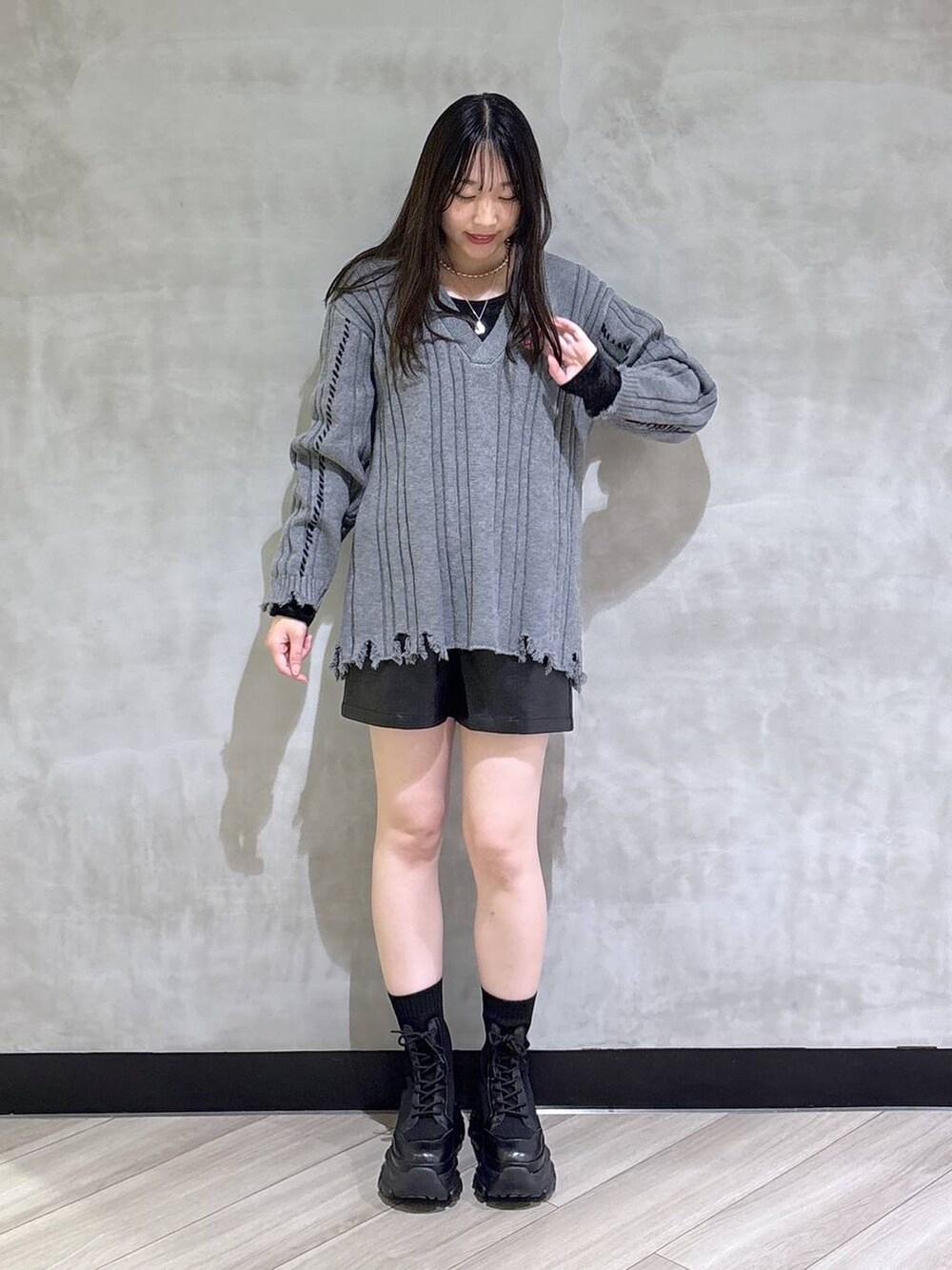 ブラック系のブーツ、ブラック系のその他パンツ、ブラック系のTシャツ/カットソーを着用したレディースの秋コーディネートの2枚目の写真