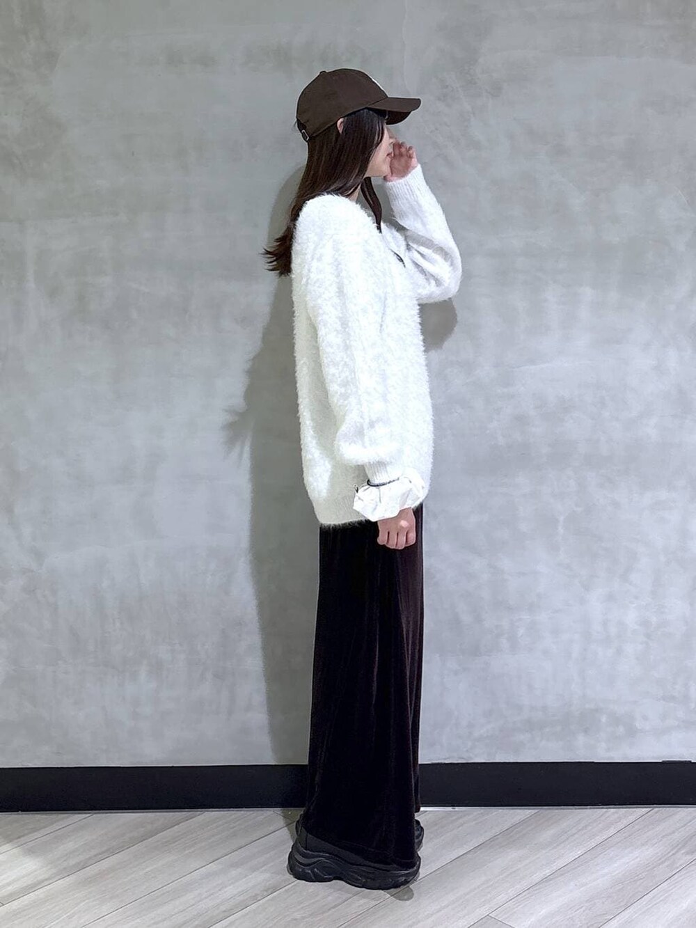 ブラック系のローファー、ホワイト系のニット/セーター、ブラウン系のその他パンツを着用したレディースの冬コーディネートの7枚目の写真