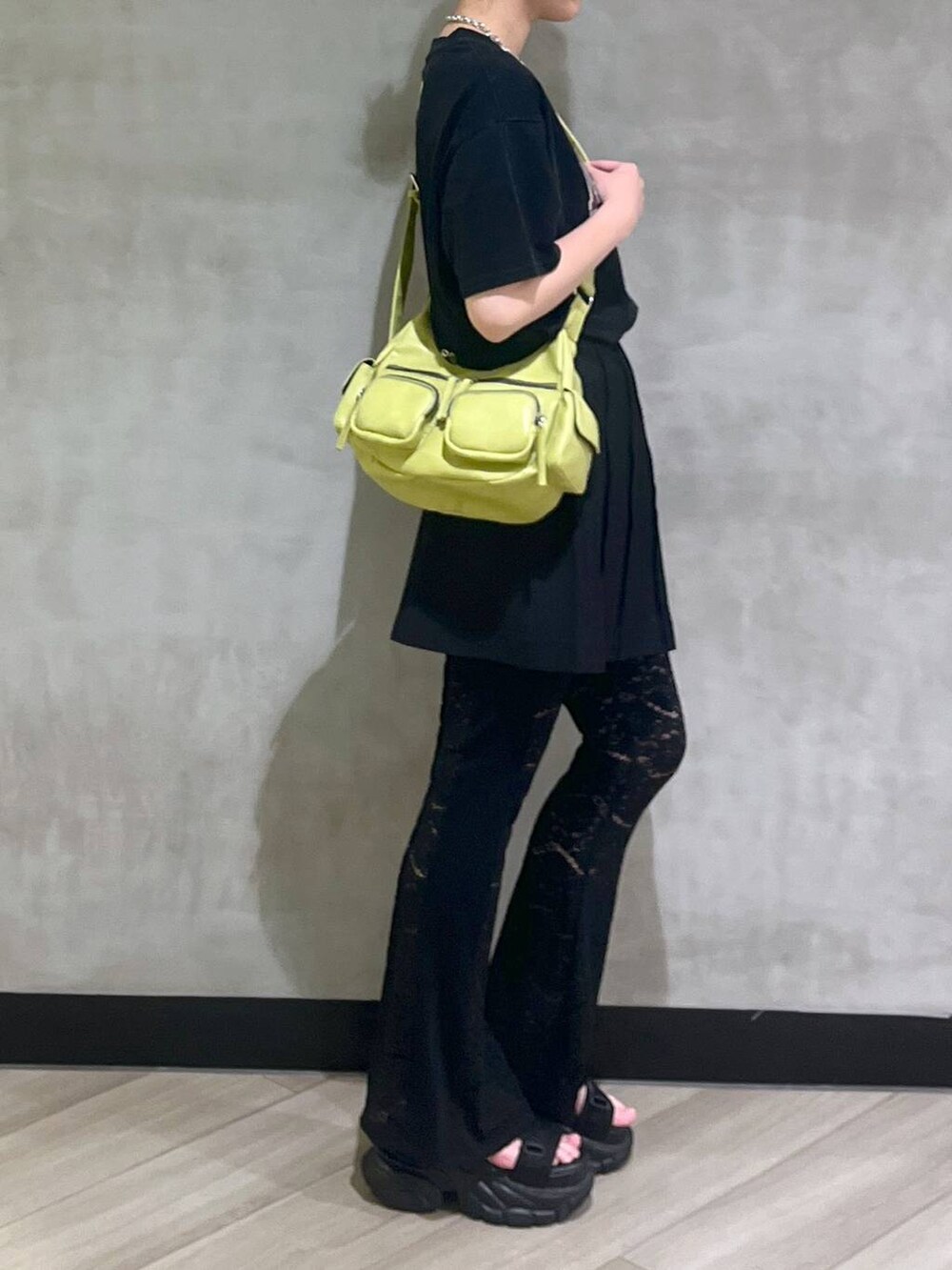 ブラック系のサンダル、ブラック系のスカート、グリーン系のショルダーバッグを着用したレディースの春コーディネートの8枚目の写真