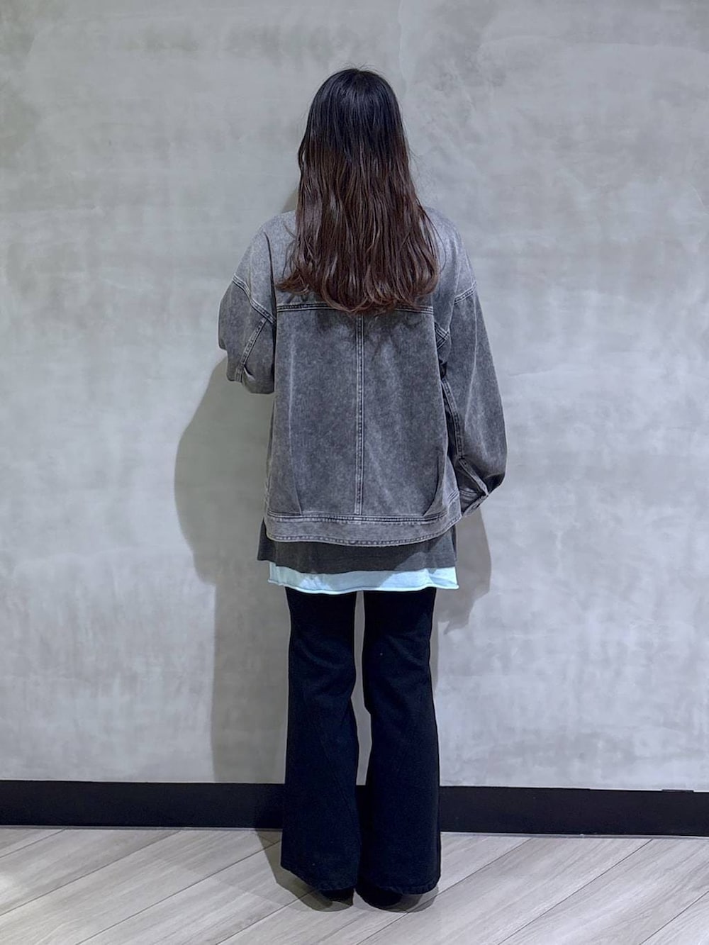 ブルー系のデニムパンツ、ブルー系のブルゾン、ブラック系のモカシン/デッキシューズを着用したレディースの春コーディネートの5枚目の写真