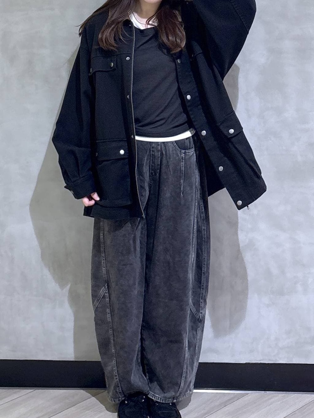 ブラック系のデニムパンツ、ブラック系のモカシン/デッキシューズ、ブラック系のその他アウターを着用したレディースの春コーディネートの2枚目の写真