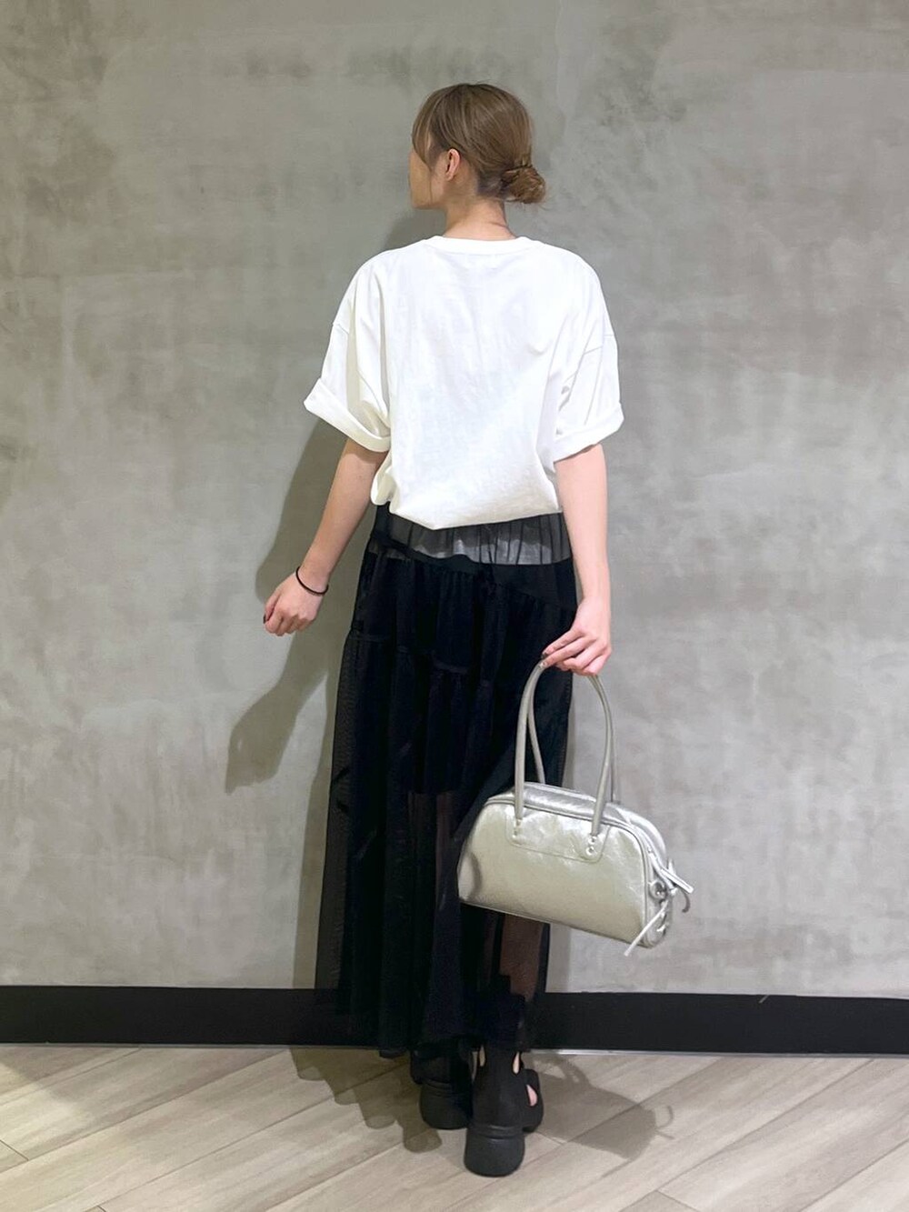 ブラック系のサンダル、シルバー系のショルダーバッグ、ホワイト系のTシャツ/カットソーを着用したレディースの春コーディネートの5枚目の写真
