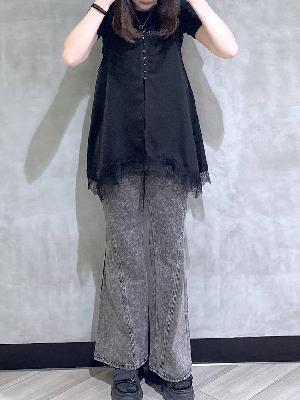 ブラック系のTシャツ/カットソー、ブラック系のデニムパンツ、ブラック系のサンダルを着用したレディースの夏コーディネートの2枚目の写真