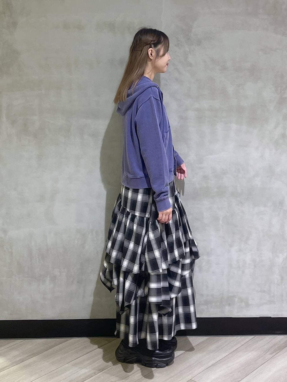 ブラック系のブーツ、ブルー系のパーカーを着用したレディースの秋コーディネートの7枚目の写真