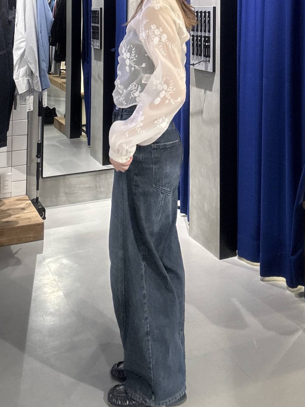 ブルー系のデニムパンツ、ホワイト系のシャツ/ブラウス、ブラック系のローファーを着用したレディースの秋コーディネートの4枚目の写真
