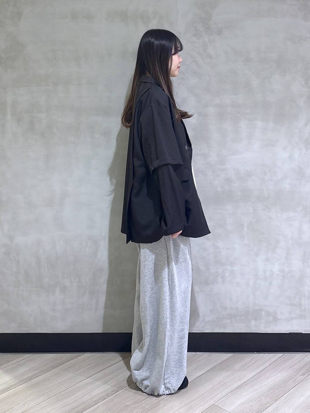 グレー系のスウェットパンツ、ブラック系のテーラードジャケット、ブラック系のモカシン/デッキシューズを着用したレディースの春コーディネートの6枚目の写真