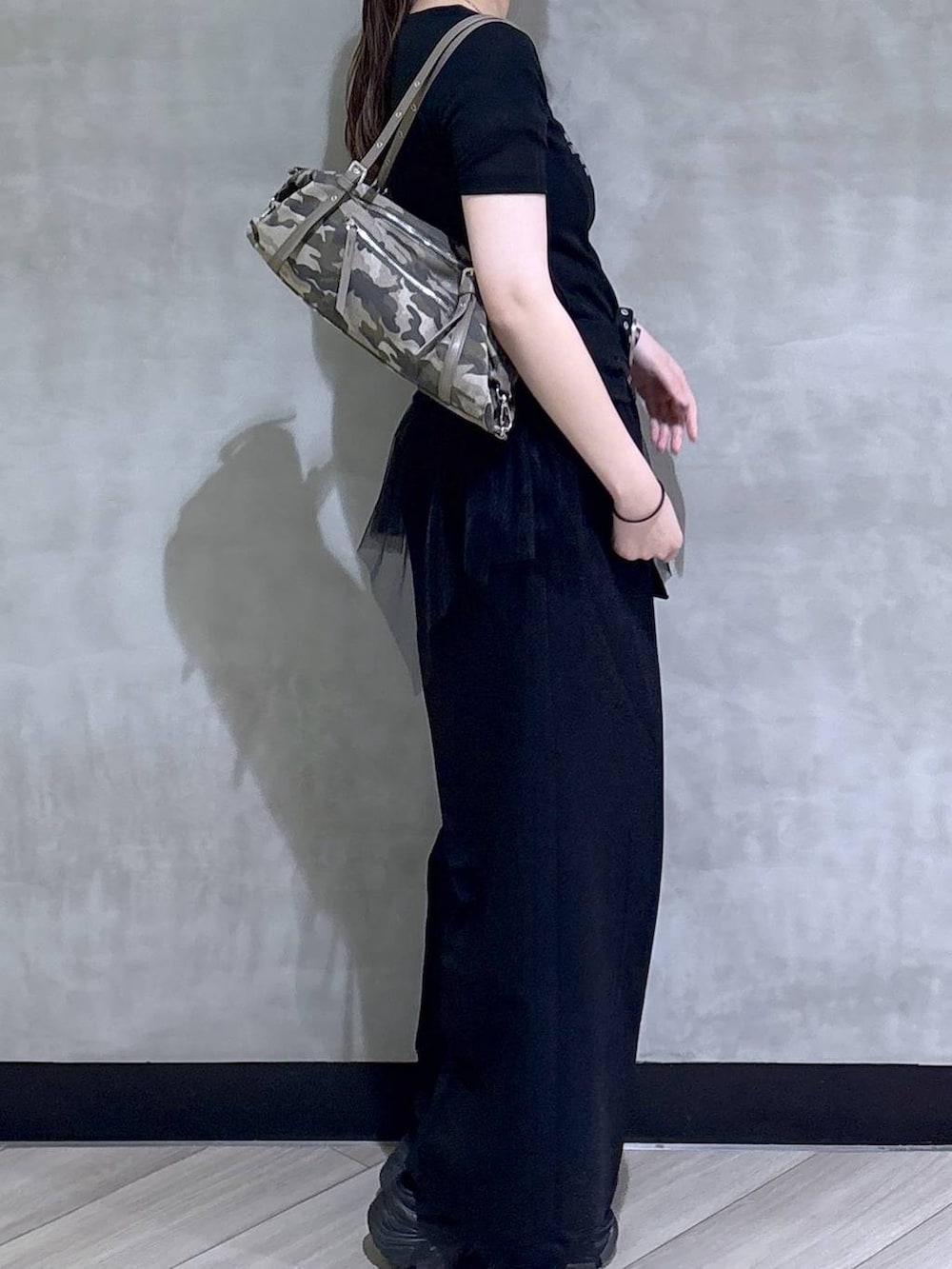 グレー系のサンダル、ブラック系のスラックス、ブラック系のTシャツ/カットソーを着用したレディースの春コーディネートの7枚目の写真