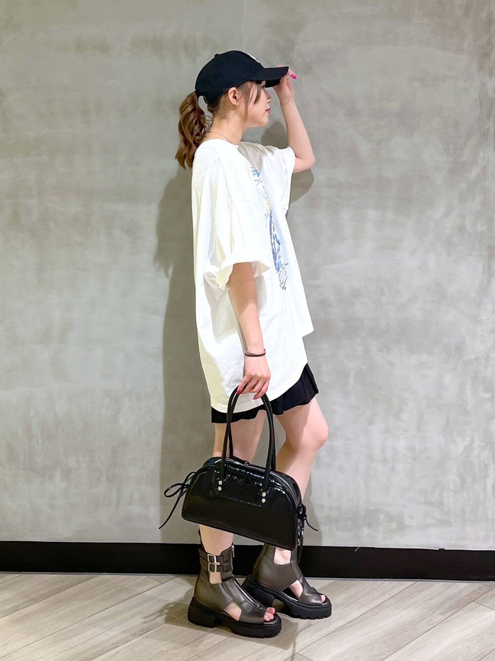 その他のサンダル、ブラック系のショルダーバッグ、ブラック系のその他パンツを着用したレディースの夏コーディネートの6枚目の写真