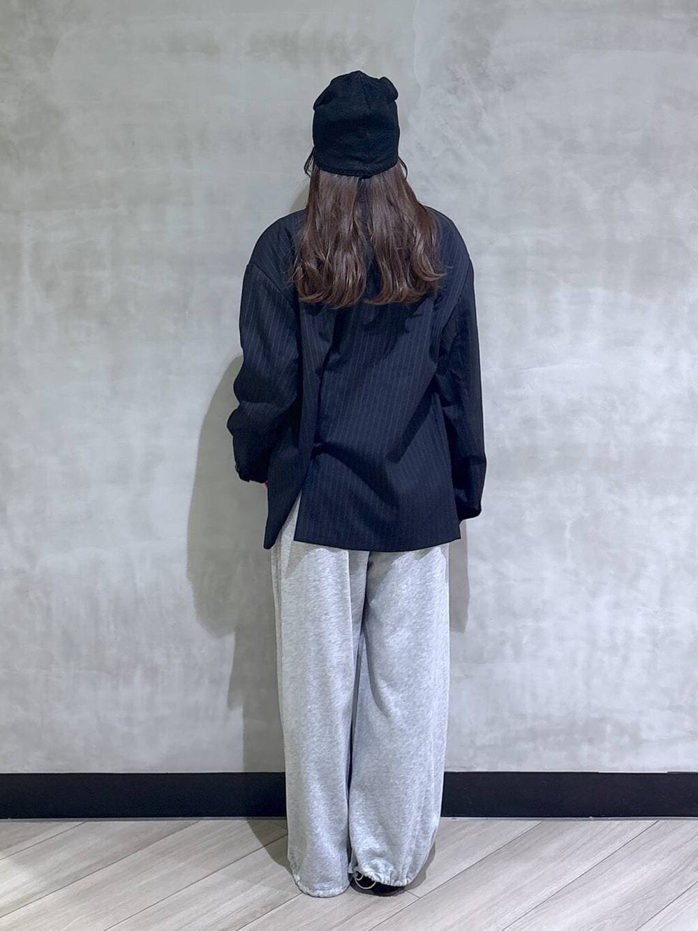 グレー系のスウェットパンツ、ブラック系のTシャツ/カットソー、ブラック系のモカシン/デッキシューズを着用したレディースの春コーディネートの4枚目の写真