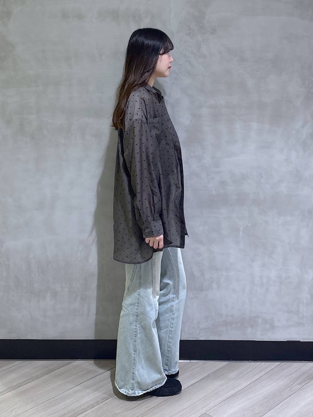 ブルー系のデニムパンツ、ブラック系のモカシン/デッキシューズ、その他のシャツ/ブラウスを着用したレディースの春コーディネートの6枚目の写真
