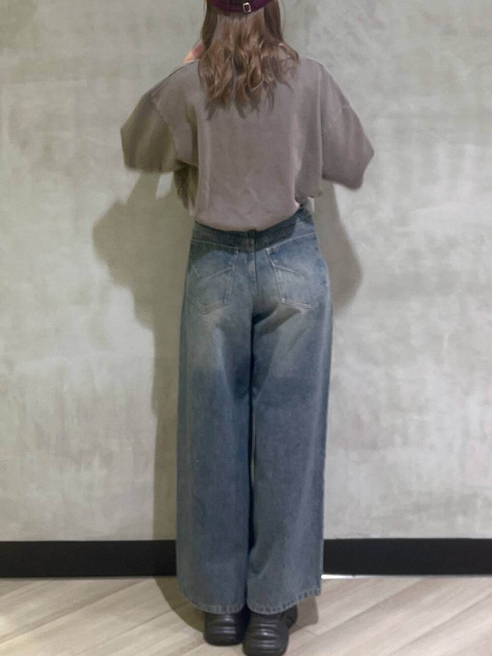 ブルー系のデニムパンツ、ブラウン系のスウェット、シルバー系のスニーカーを着用したレディースの夏コーディネートの5枚目の写真