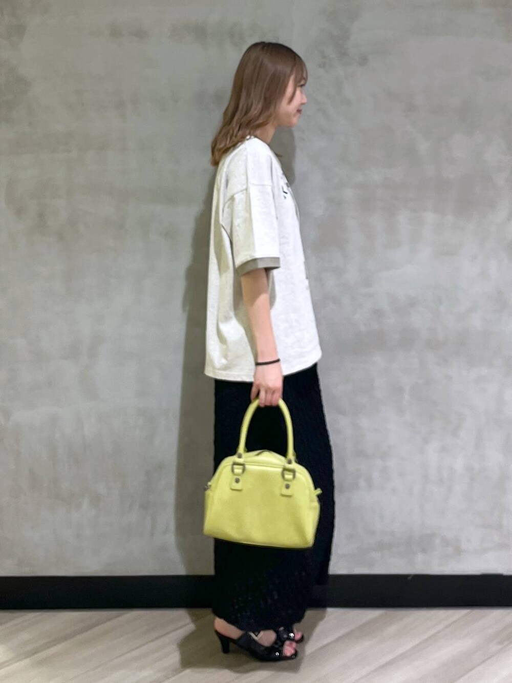 「Tシャツ、PBLIM、韓国系、着痩せ、差し色コーデ、PAGEBOY、ブルベ冬_PAGEBOY、スカート、夏コーデ、デートコーデ、大人カジュアル」｜「PAGEBOYのクロスバックルミュール（サンダル、ブラック系）」を使った、まなさん（レディース・162cm）の夏コーディネートの4枚目の写真