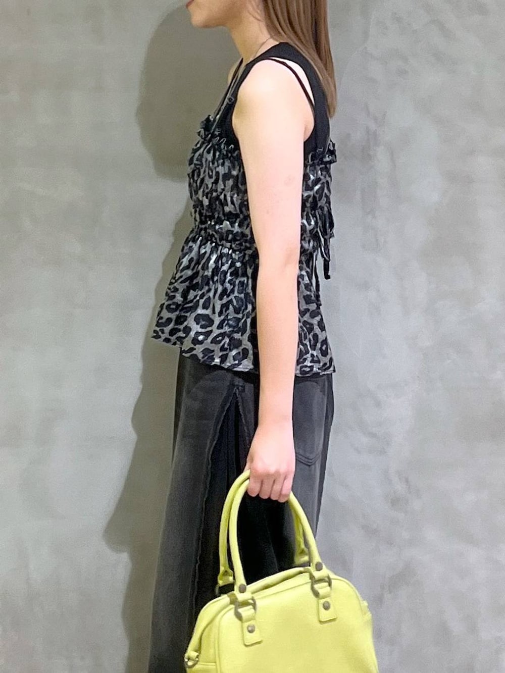 「韓国系、着痩せ、差し色コーデ、PAGEBOY、ブルベ冬_PAGEBOY、デニムパンツ、ビスチェ、夏コーデ、海、楽ちんコーデ、モード、カジュアル」｜「PAGEBOYのバックルチャンキーヒール（ブーツ、ブラック系）」を使った、まなさん（レディース・162cm）の夏コーディネートの3枚目の写真
