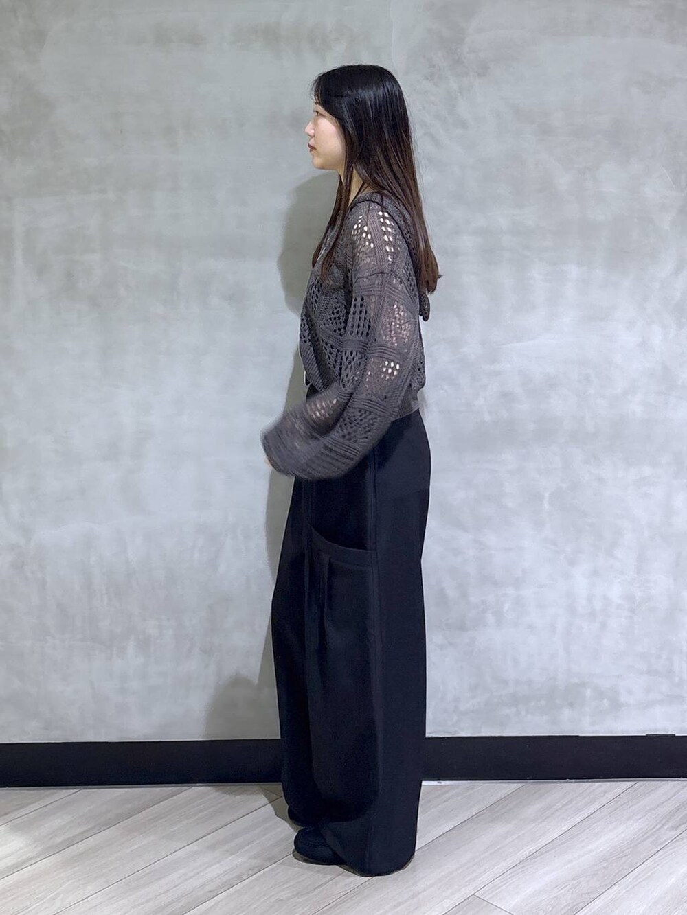 ブラック系のモカシン/デッキシューズ、グレー系のパーカー、ブラック系のその他パンツを着用したレディースの春コーディネートの3枚目の写真
