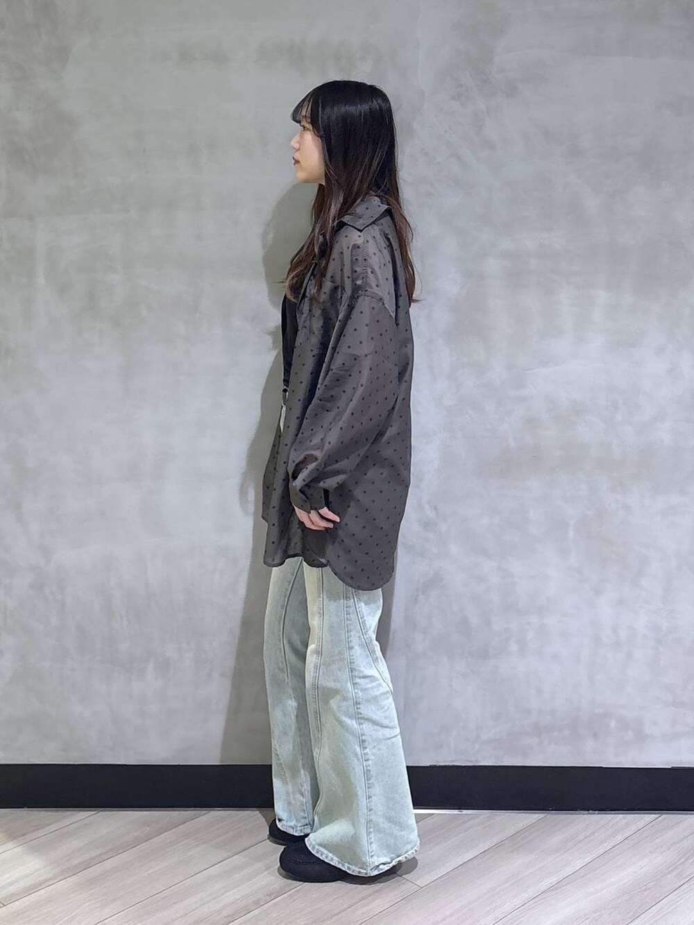 ブルー系のデニムパンツ、ブラック系のモカシン/デッキシューズ、その他のシャツ/ブラウスを着用したレディースの春コーディネートの3枚目の写真
