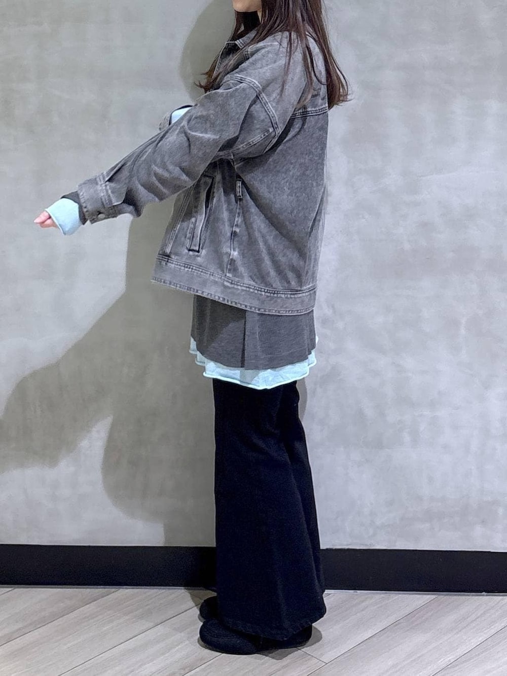 ブルー系のデニムパンツ、ブルー系のブルゾン、ブラック系のモカシン/デッキシューズを着用したレディースの春コーディネートの4枚目の写真