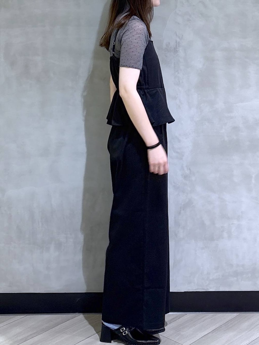 ブラック系のサロペット/オーバーオール、その他のTシャツ/カットソー、ブラック系のサンダルを着用したレディースの夏コーディネートの7枚目の写真