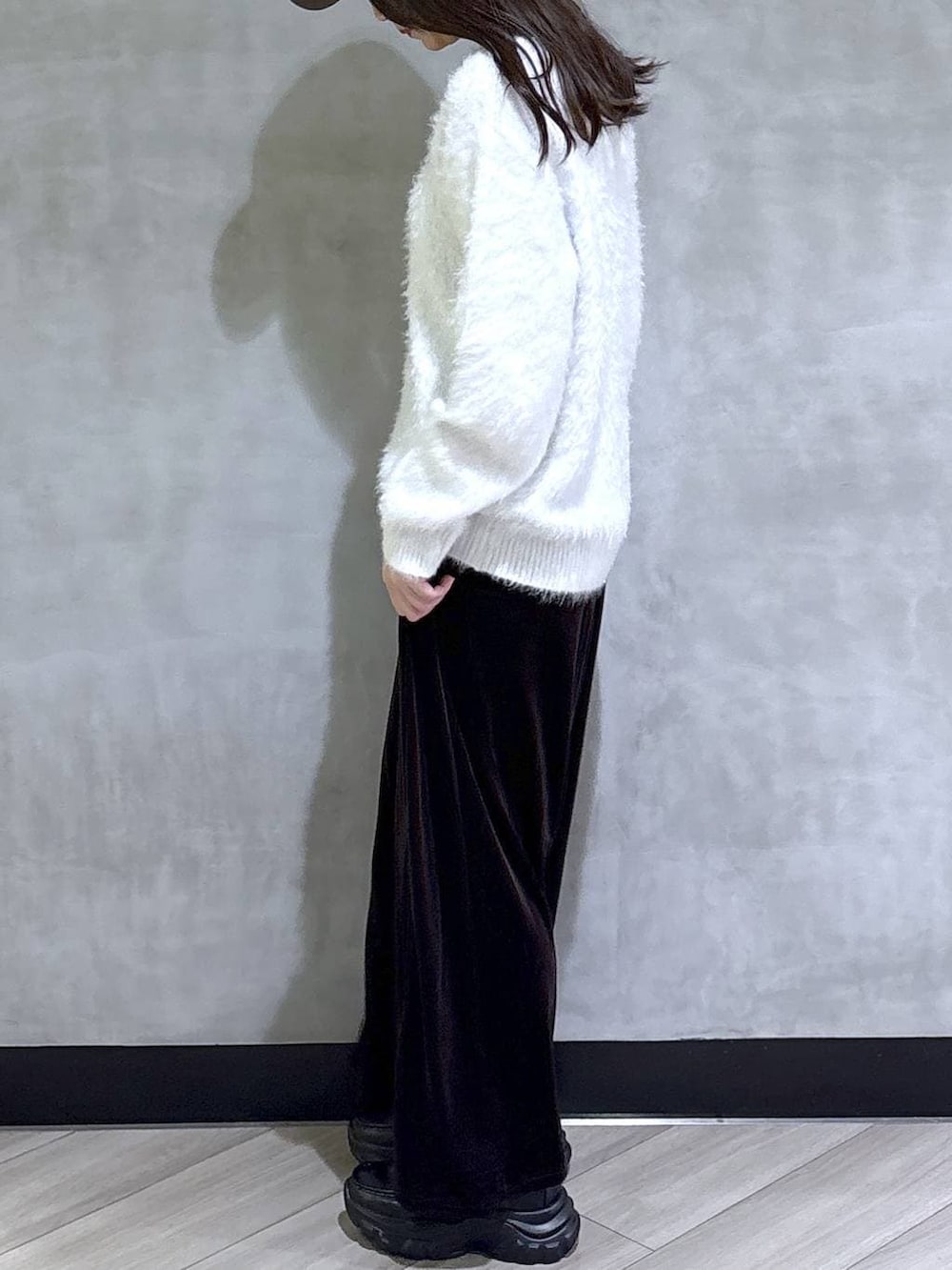 ブラック系のローファー、ホワイト系のニット/セーター、ブラウン系のその他パンツを着用したレディースの冬コーディネートの3枚目の写真